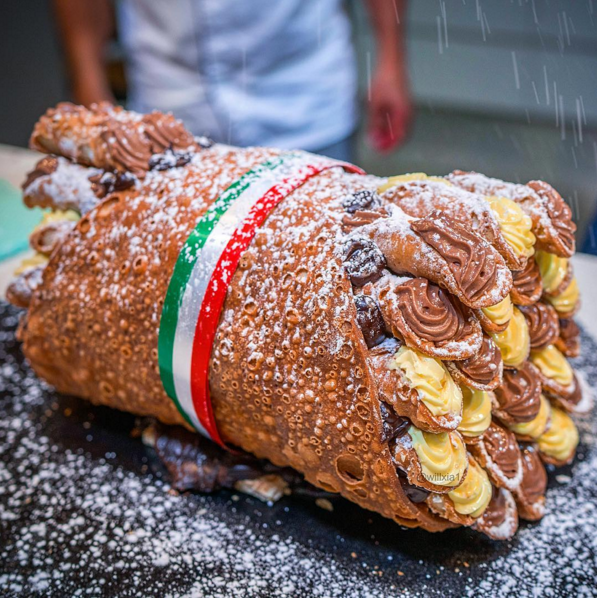  Cannoli-ception: riempire un cannolo gigante con 50 cannoli