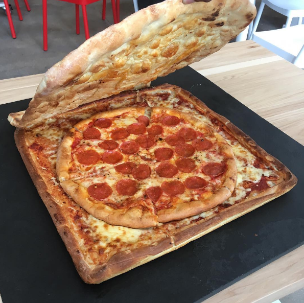 Un cartone per pizza fatto di.. pizza!