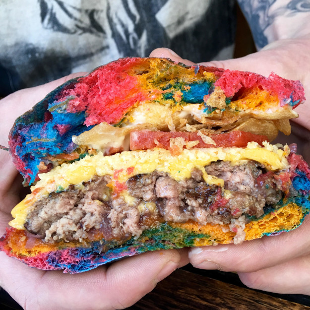 L'assurdo e coloratissimo hamburger tributo a Willy Wonka