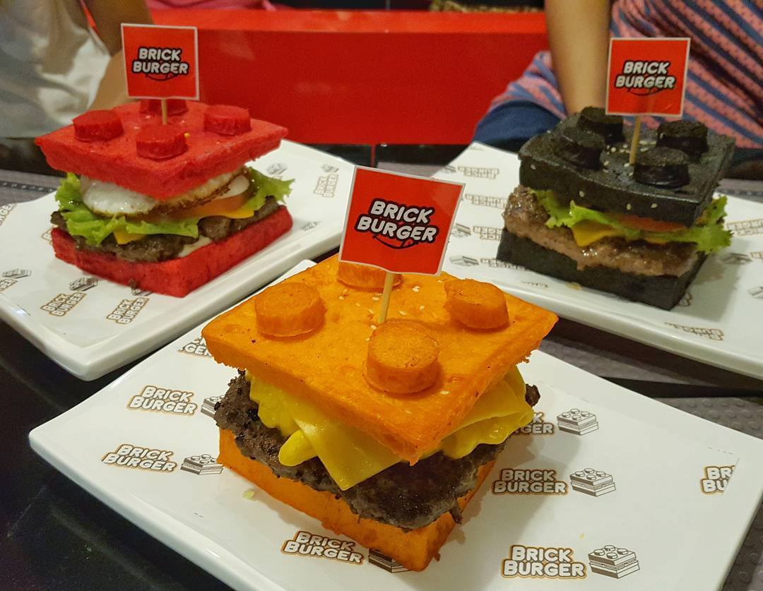  CHIUDETE TUTTO! Questo ristorante ha creato dei LEGO Burgers!