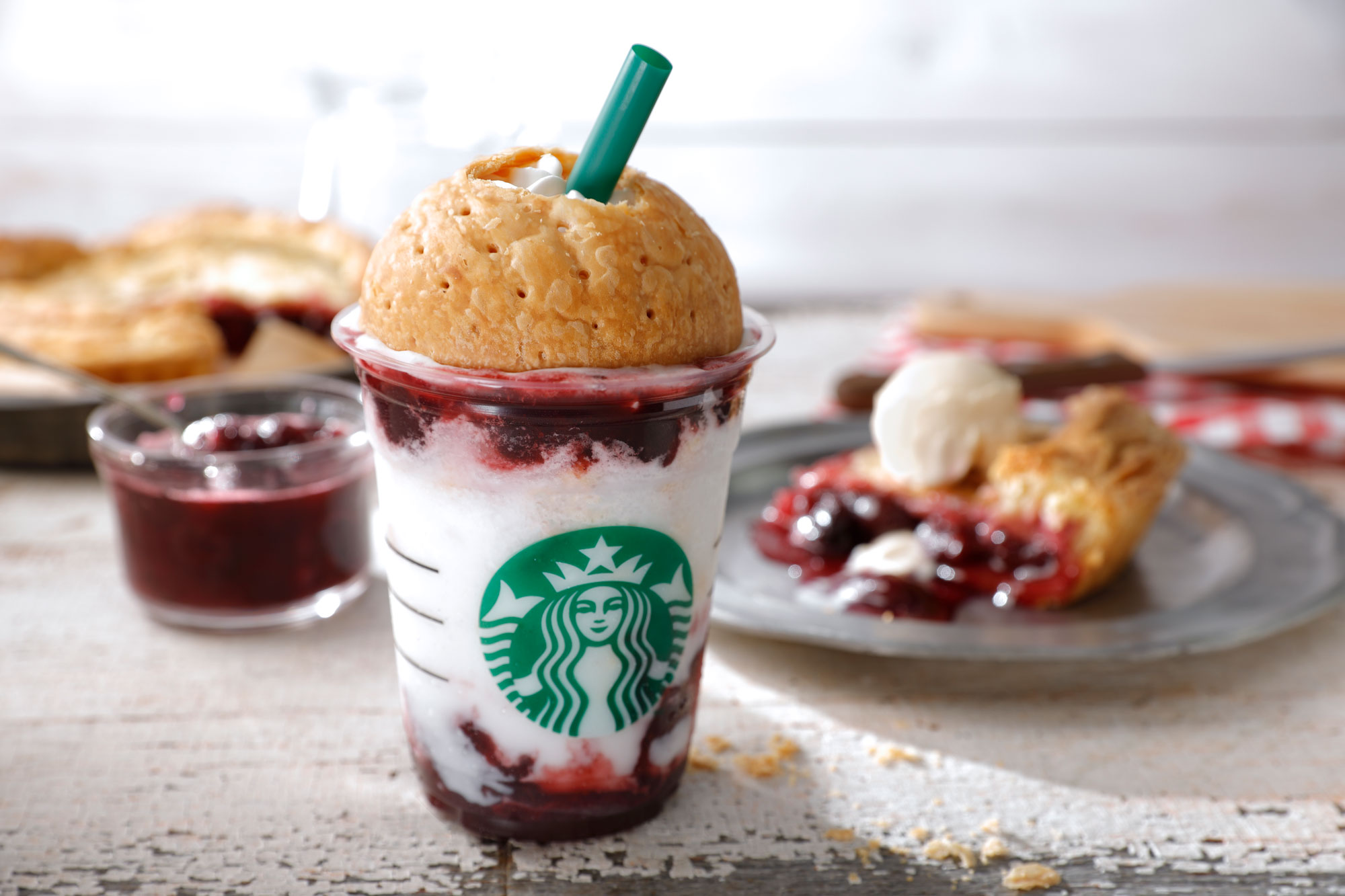  Starbucks e il nuovo American Cherry Pie Frappuccino con cupola di biscotto