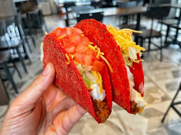  Taco Bell lancia una limited edition per celebrare dieci anni di collaborazione con Doritos