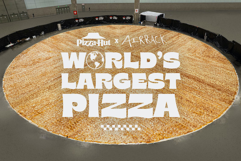  Pizza Hut raggiunge il Guinness World Record per la pizza più grande del mondo